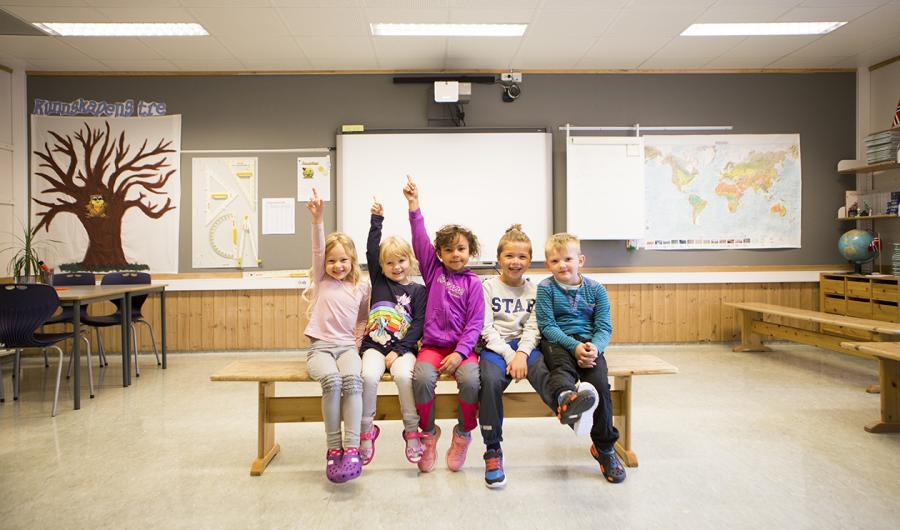 Barn som rekker opp hånda Barn som rekker opp hånda