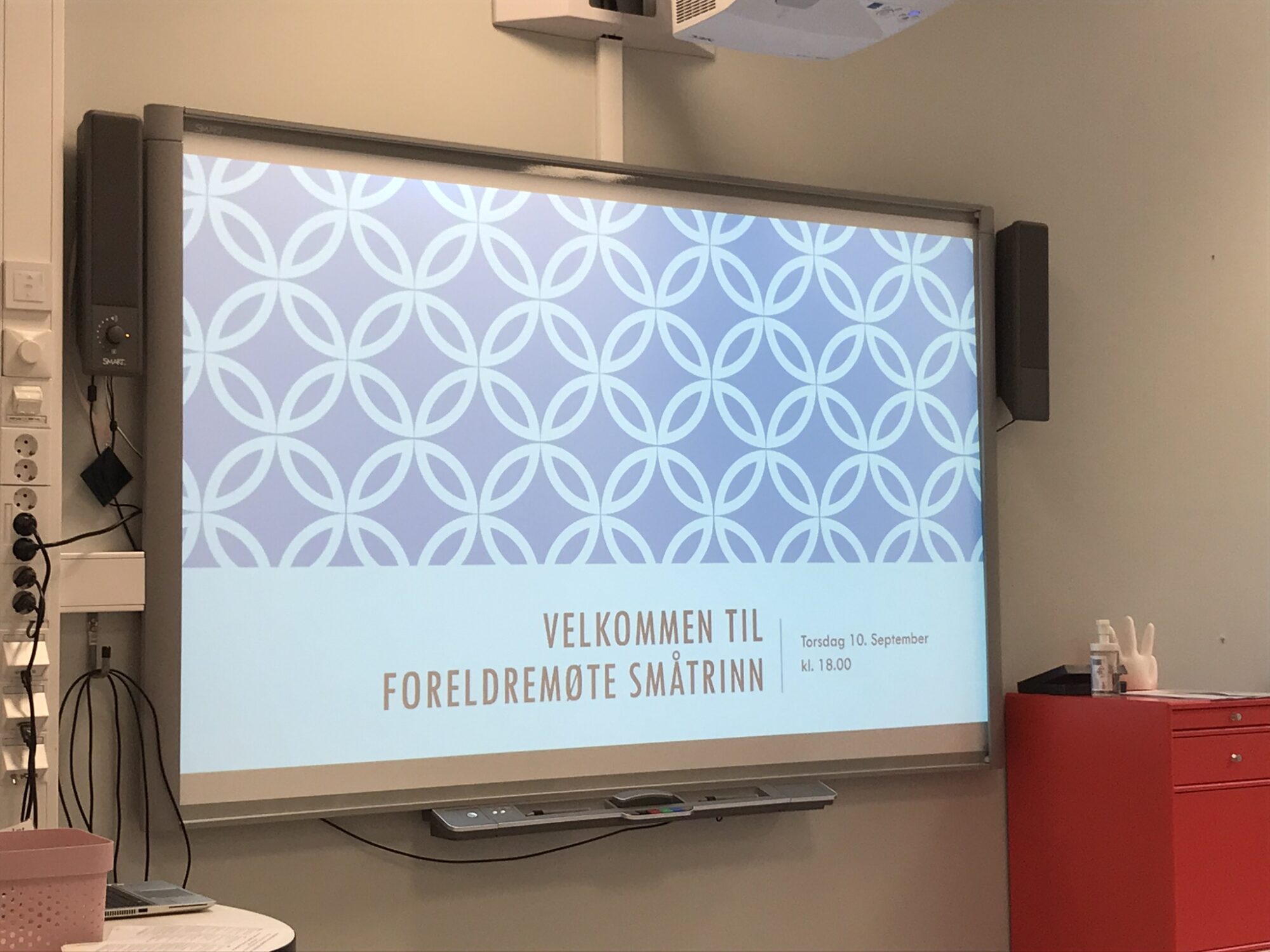 Smartboard som viser teksten "Velkommen til foreldremøte småtrinn"