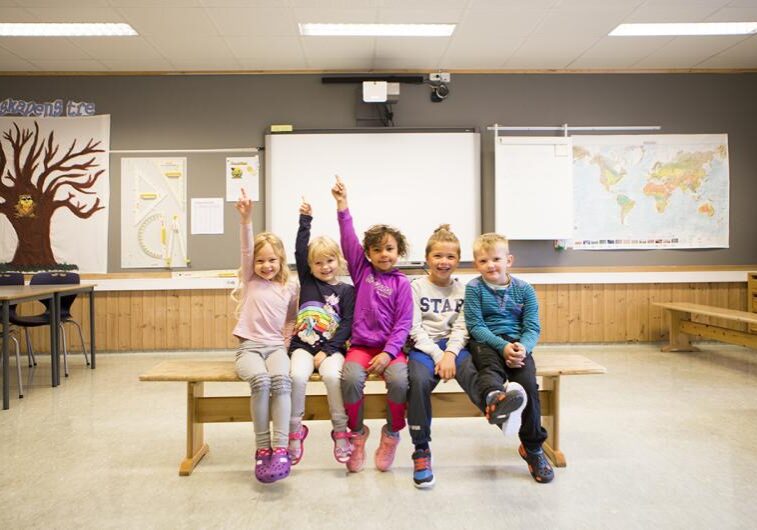 Barn som rekker opp hånda Barn som rekker opp hånda